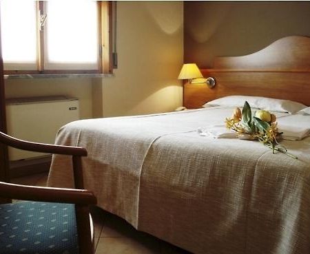 Hotel Trattoria Contini Sorbolo Rum bild